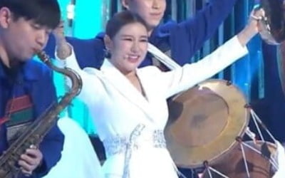 [종합] 송가인, 명창 母+친오빠+조카까지 총출동…국악→트로트로 신명나는 무대('조선팝 어게인 송가인')
