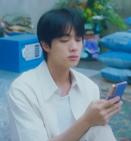 방탄소년단 진을 향한 신한카드 공식계정의 댓글 "잘생긴 게 최고야! 짜릿해!"