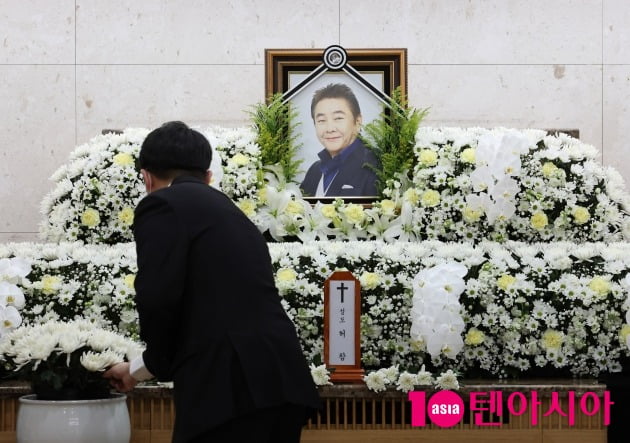 [TEN 포토] 故 허참, 영정 속 밝은 미소