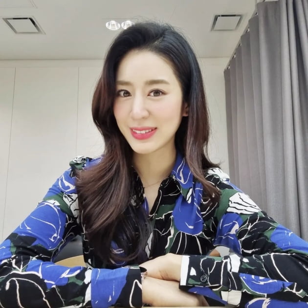 '주진모♥' 민혜연, 연휴 때도 안 쉬는 청담동 의사…흰 가운 입고 "녹화" [TEN★]