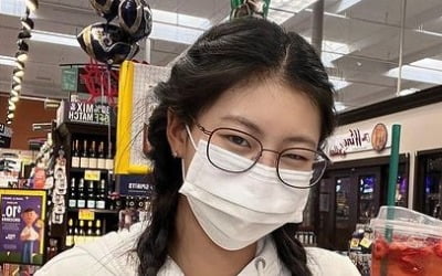 송지아, 미국서 포착…마스크로 가려도 천상 연예인 비주얼[TEN★]