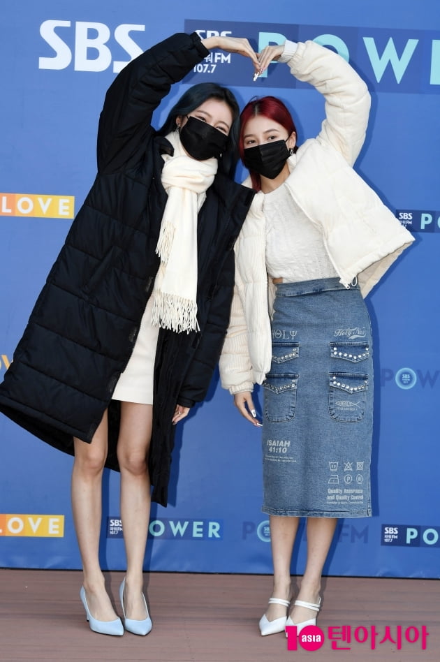 [TEN 포토] 모모랜드 제인-낸시 '초미니+옆트임 섹시한 하트'