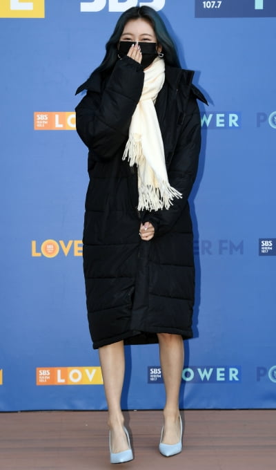 [TEN 포토] 모모랜드 제인 '롱코트 아래 점점 말라가는 각선미'