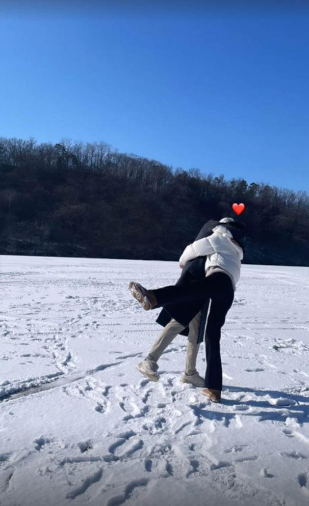 '최우성♥' 김윤지, 설원 위에서 깨 쏟아지는 새댁…사촌동생 강지영과 돈독 [TEN★]