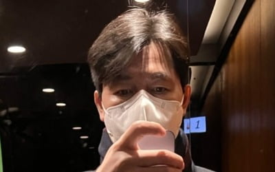 정우성, 아이유 각도로 찰칵…대표님의 우월한 코트핏 [TEN★]