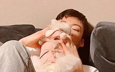 '돌싱' 안재현, 꿀 떨어지는 눈빛으로 여배우와 뽀뽀…누구길래?[TEN★]