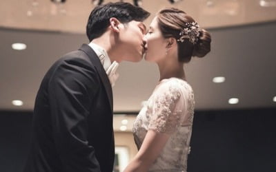 '오뚜기3세' 함연지, ♥동갑내기와 결혼 5주년…달달 입맞춤 [TEN★]