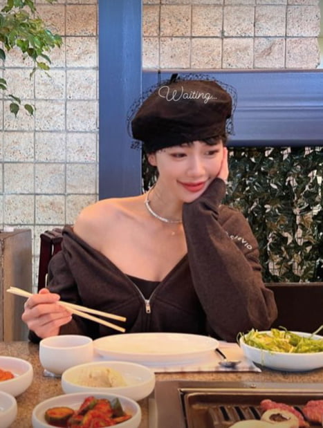 클라라, 식당에서도 섹시하네…고기 앞에서 예쁜짓 [TEN★]