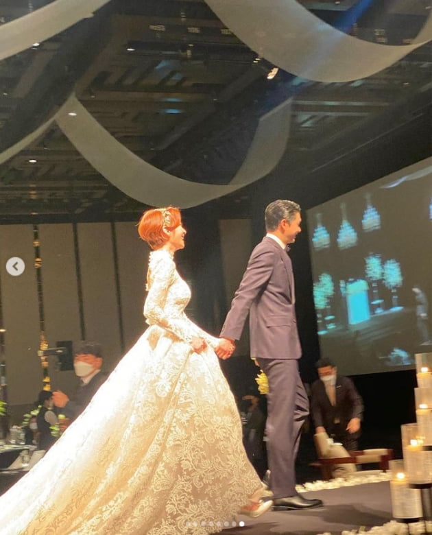 오윤아, 웨딩드레스 입고 미소 지은 왕지원...손태영 "결혼 축하해요"[TEN★]