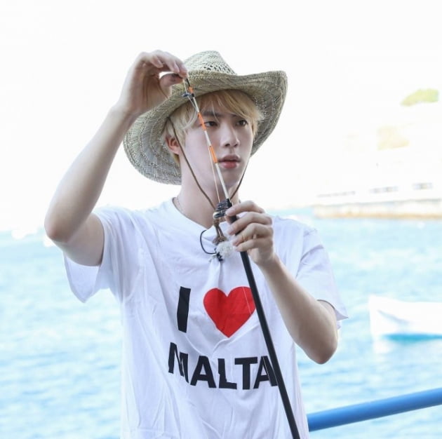 방탄소년단 진, 톡톡 튀는 '슈퍼 참치'..틱톡 #Supertuna 3억 300만뷰 돌파