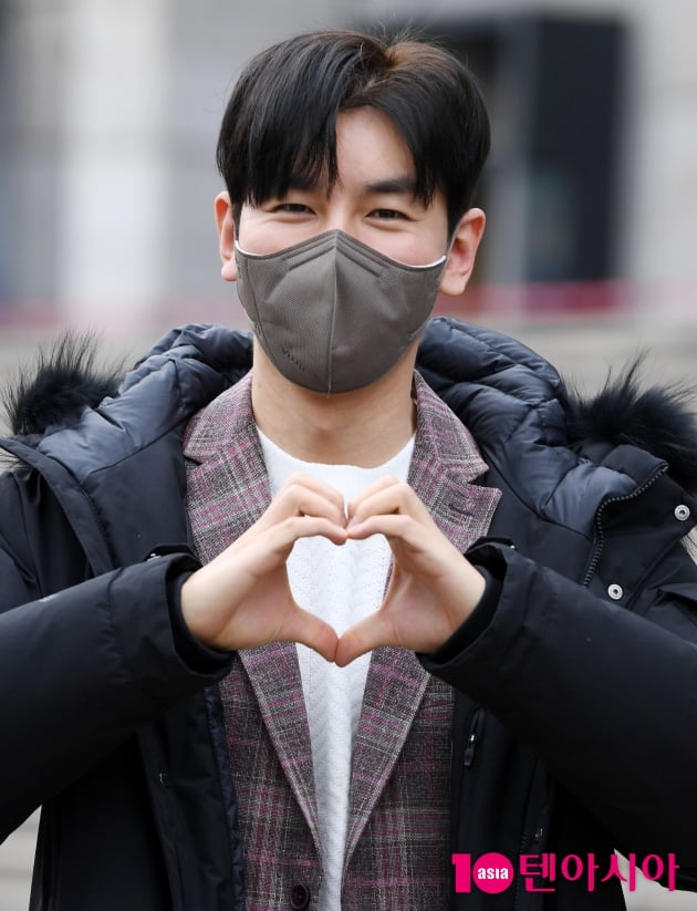 [TEN 포토] 한강 '마스크 넘어 잘생김'