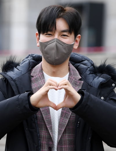 [TEN 포토] 한강 '마스크 넘어 잘생김'