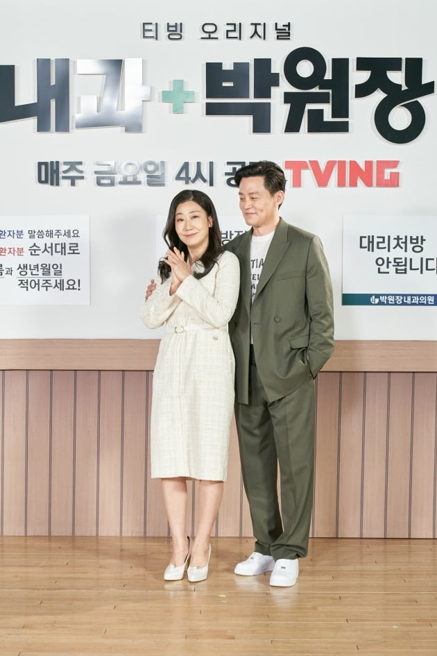 배우 라미란, 이서진./사진제공=티빙