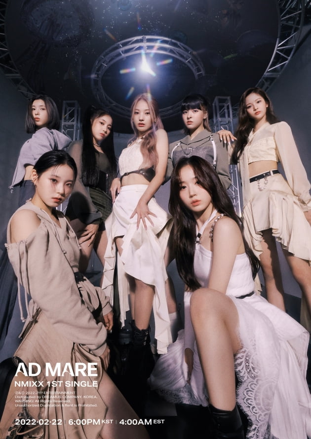 NMIXX(엔믹스)의 배이(왼쪽상단부터 시계방향 )지우, 지니, 릴리, 설윤, 해원, 규진