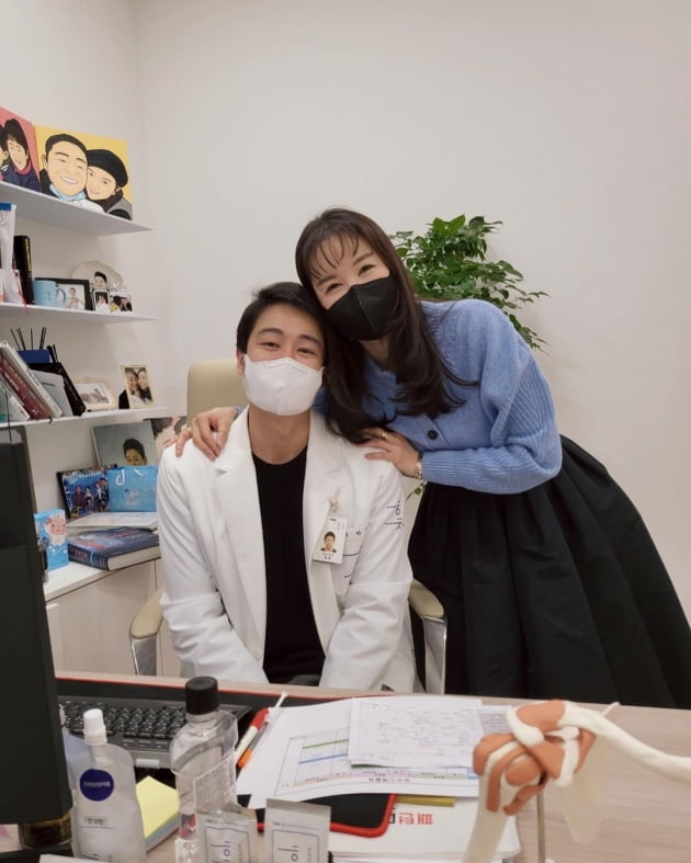 장영란♥한창, 한방병원에서도 밀착 애정표현…떨어질 줄 모르는 부부 [TEN★]