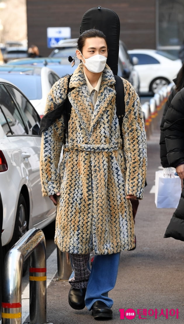 [TEN 포토] 카디 황인규 '화려한 출근길 패션'