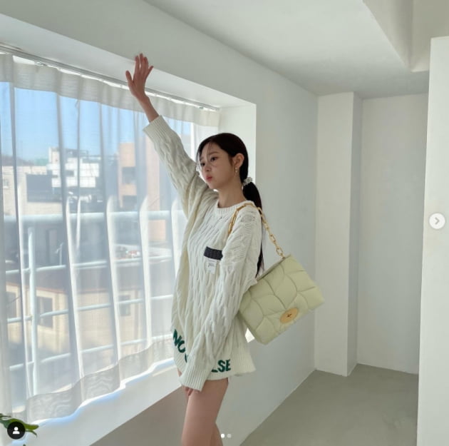 아이즈원 출신 김민주, 과감한 하의실종...종잇장 각선미[TEN★]