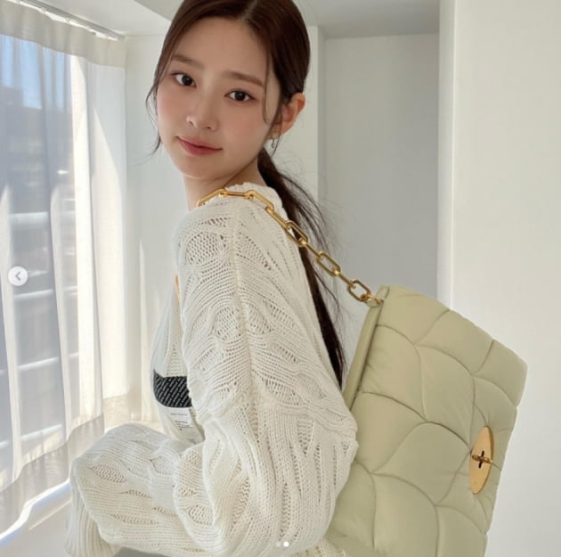 아이즈원 출신 김민주, 과감한 하의실종...종잇장 각선미[TEN★]