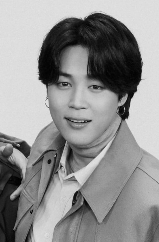 방탄소년단 지민, 팬들 홀린 핫바디...핸드폰도 빛난다