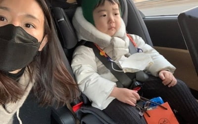'애둘맘' 이지혜, 명품 H사 가방 꼭 쥔 첫째 딸과 나들이 "멘탈 털리고 숨 돌리는 중" [TEN★]