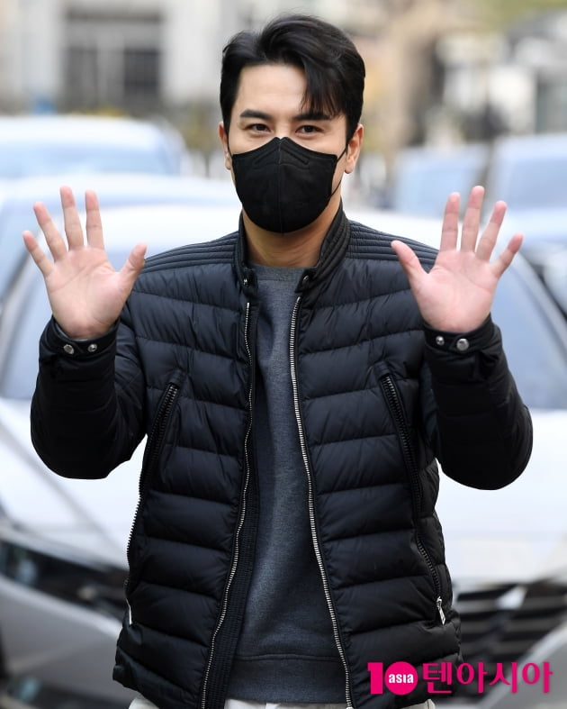 [TEN 포토] 장민호 '마스크 넘어 훈내 진동하는 외모'