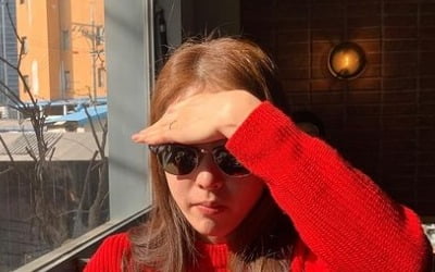 이연희, 똑같은 티 입어도 예쁘네…국민 첫사랑의 빨간맛[TEN★]