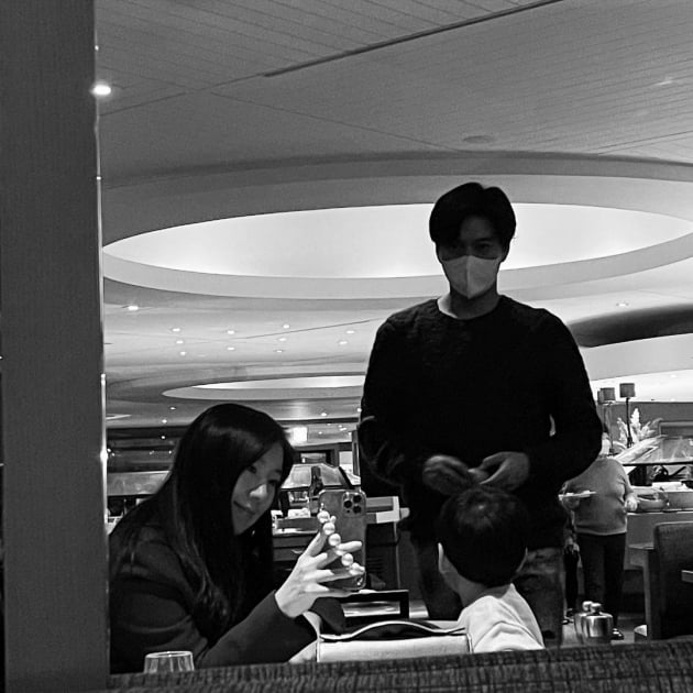 "셋, 아니 넷" '이필모♥' 서수연, 결혼했던 곳에서 근사한 디너로 결혼기념일 자축 [TEN★]