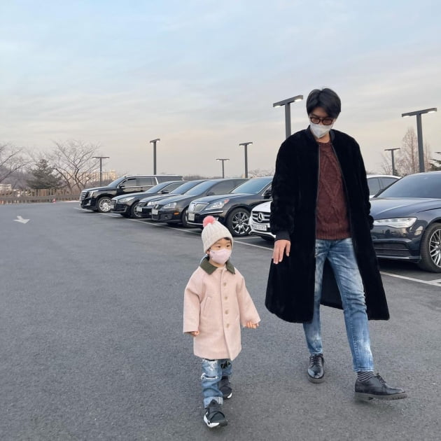 "셋, 아니 넷" '이필모♥' 서수연, 결혼했던 곳에서 근사한 디너로 결혼기념일 자축 [TEN★]