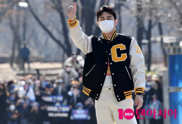 [TEN 포토+] 영탁 '오빠랑 전복 먹으러 방송국 갈래?'