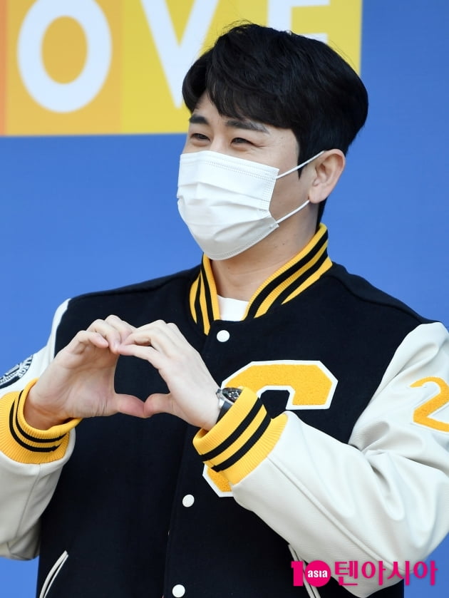[TEN 포토] 영탁 '가슴에서 나오는 하트발사'