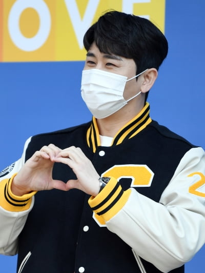 [TEN 포토] 영탁 '가슴에서 나오는 하트발사'