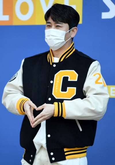 [TEN 포토] 영탁 '귀여운 하트도 완성'