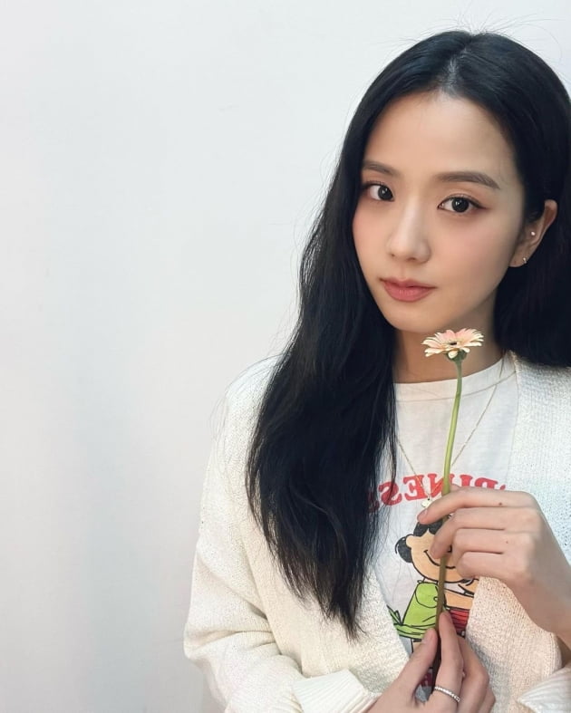 블랙핑크 지수, 꽃 한 송이 들고 방긋..스트레스 다 날려주는 미소[TEN★]