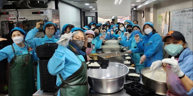 임영웅 팬클럽 '영웅시대밴드', 서른번째 쪽방촌 도시락 봉사