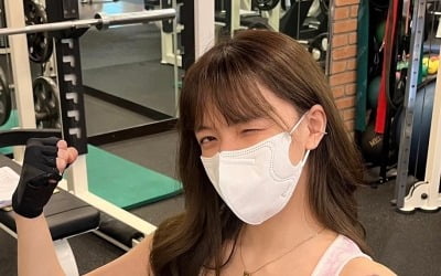 AOA 출신 지민, 타투 가득 오른팔 자랑…근육 자랑+윙크는 덤[TEN★]