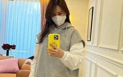 '안정환♥' 이혜원, 빨간 내복 같은 츄리닝도 스타일리시 "옷 너무 편해지나" [TEN★]