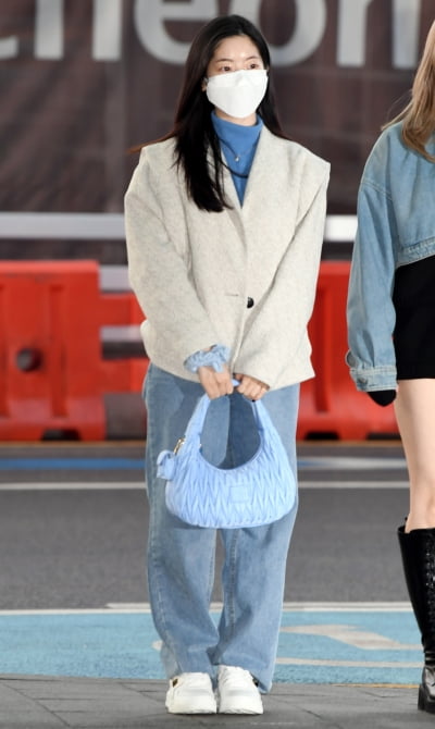 [TEN 포토] 트와이스 다현 '청바지와 가방 깔맞춤'