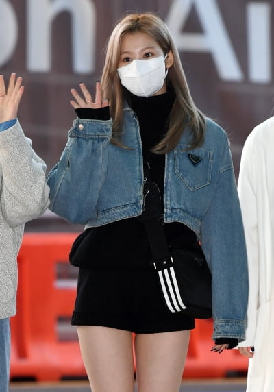 [TEN 포토] 트와이스 사나 '손 흔드는 인형'