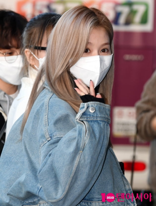 [TEN 포토] 트와이스 사나 '금발엘프의 손인사'