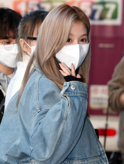 [TEN 포토] 트와이스 사나 '금발엘프의 손인사'