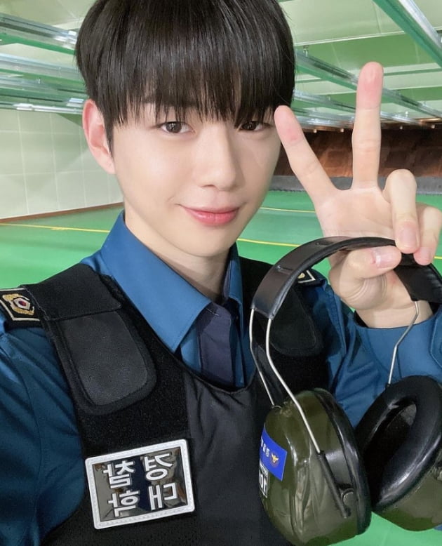 강다니엘, 순정만화 주인공처럼...제복도 찰떡이네[TEN★]