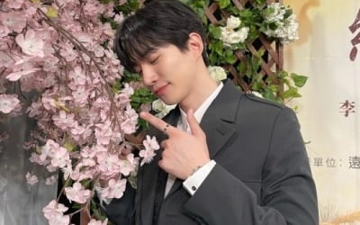 이준호, 벚꽃보니 덕임이 생각나나…반지 낀 손가락으로 '콕' [TEN★]