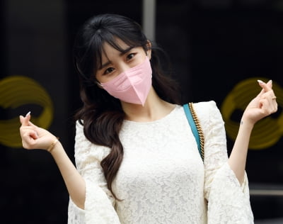 [TEN 포토] 하유비 '하트 뿌려요'