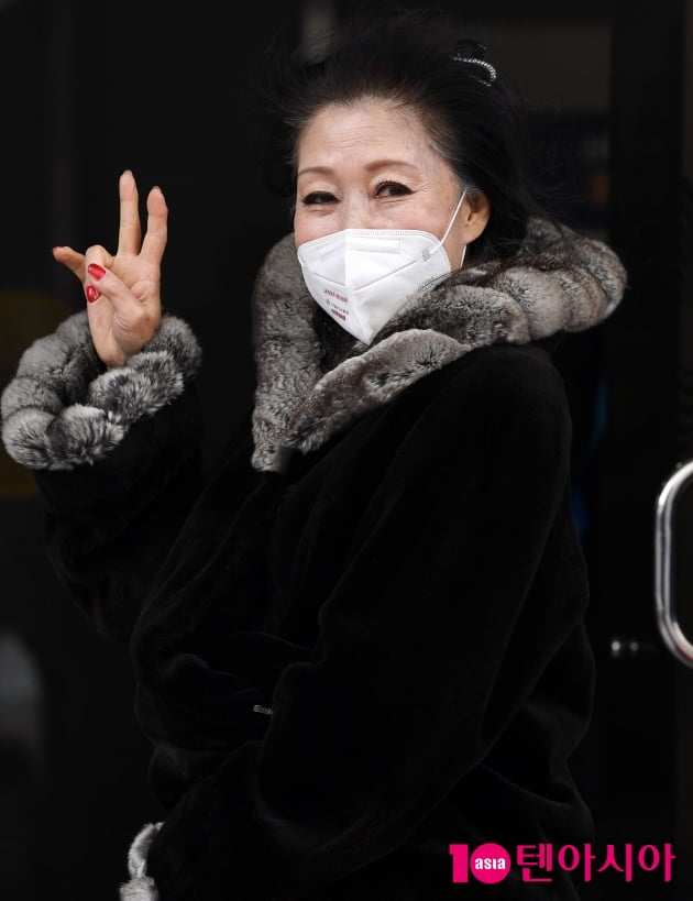 [TEN 포토] 정훈희 '포토타임은 멋진 브이로'
