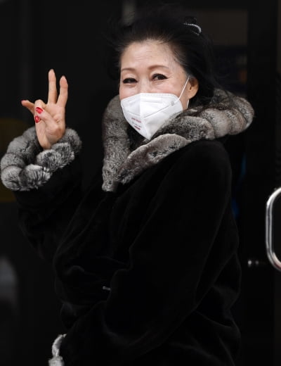 [TEN 포토] 정훈희 '포토타임은 멋진 브이로'