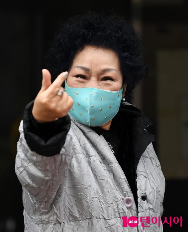 [TEN 포토] 임희숙 '시원시원한 하트~'