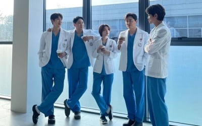 정경호, '슬의생' 시즌3 대놓고 스포일러?…5인방 달라진 헤어스타일 '눈길' [TEN★]