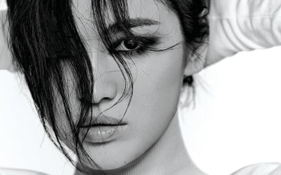 송혜교, 타이트 원피스로 한껏 드러낸 볼륨감 "연기 점점 어려워져" [화보]