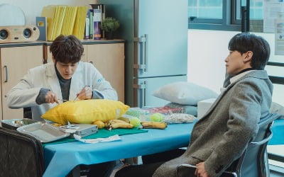 '고스트 닥터' 정지훈X김범, 연구실 동거 시작…사제지간 케미