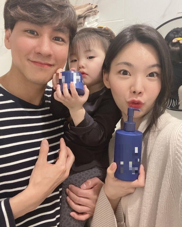 이다은♥윤남기, 붕어빵 딸과 함께 옹기종기…서로 없인 못 사는 '단란한 세 식구' [TEN★]